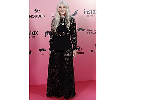 Imagen secundaria 1 - Kate Winslet, con un traje de Erdem; Pino Montesdeoca viste un modelo de Simorra y Connie Nielsen luce un traje de Michael Kors