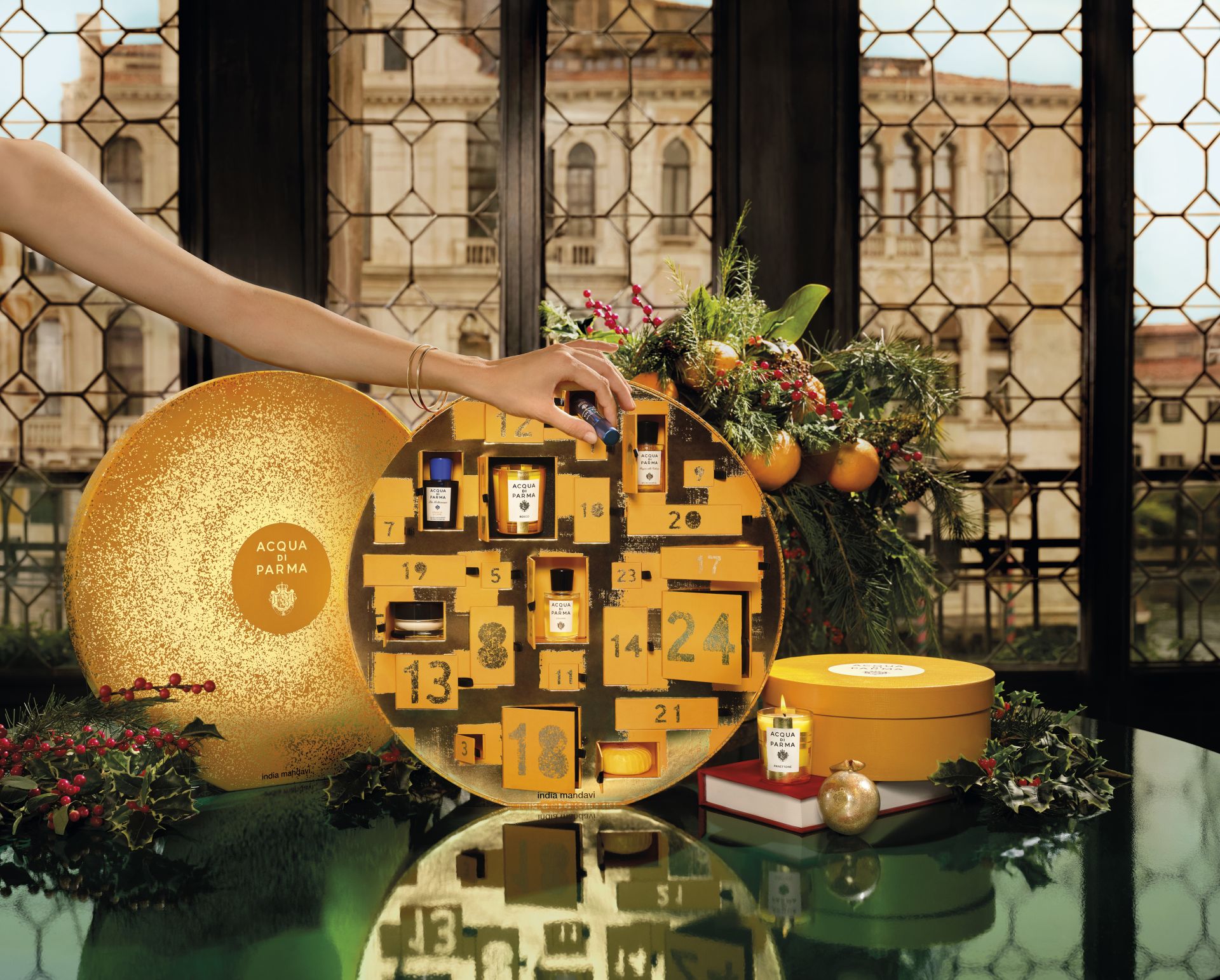 Calendario de adviento de Acqua di Parma Holiday Collection (475 euros). Una caja artesanal elaborada a mano en tonos dorados e imaginada por la famosa arquitecta y diseñadora India Mahdavi, que esconde 25 sorpresas. Velas, fragancias, cremas…