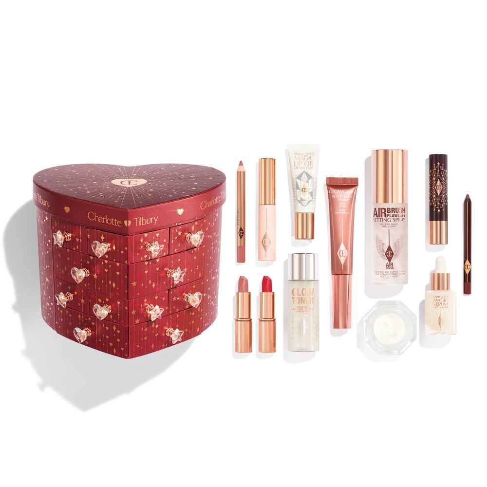 Calendario de adviento Charlotte’s Beauty Treasure Chest of Love de Charlotte Tilbury (215 euros). Una caja en forma de corazón dentro de la que encontrarás los 12 productos favoritos de la maquilladora británica, desde una minitalla de la Maggic Cream, hasta la máscara de pestañas Pillow Talk Push Up o el mítico labial Matte Revolution tono Pillow Talk. Su valor real es de 290 euros.