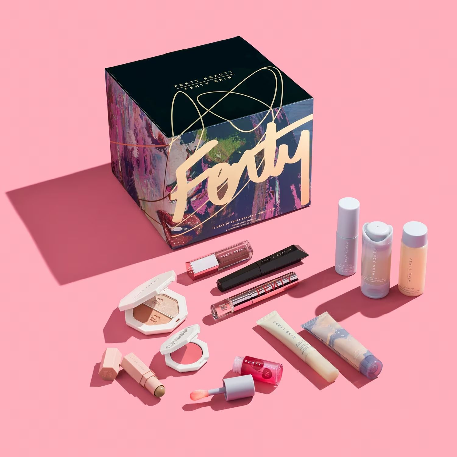 Calendario de Adviento de Fenty Beauty + Fenty Skin (153 euros en Sephora). Un diseño exclusivo y sostenible que guarda 6 productos de maquillaje, como la máscara de pestañas Hella Thicc o el colorete Cheeks out cream blus en tono petal poppin, y 6 productos de cuidado facial, como la mini Fat Water Milky o la crema de manos Hydra Vizor. 