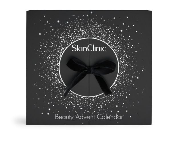 Calendario de adviento de SkinClinic (75 euros). Incluye 12 sorpresas para el cuidado de la piel, como el sérum acondicionador de cejas y pestañas Volumi-Look, el bálsamo labial y peribucal Coralip o el exfoliante coreporal New Body.