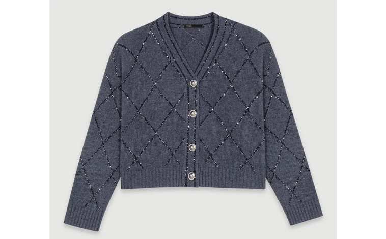 Imagen principal - Cárdigan de punto con lentejuelas de Maje (275€), chaqueta de punto gris con botones de lazo de Zara (29,95€) y cazadora de punto con detalle de perlas de Mango (49,99€)