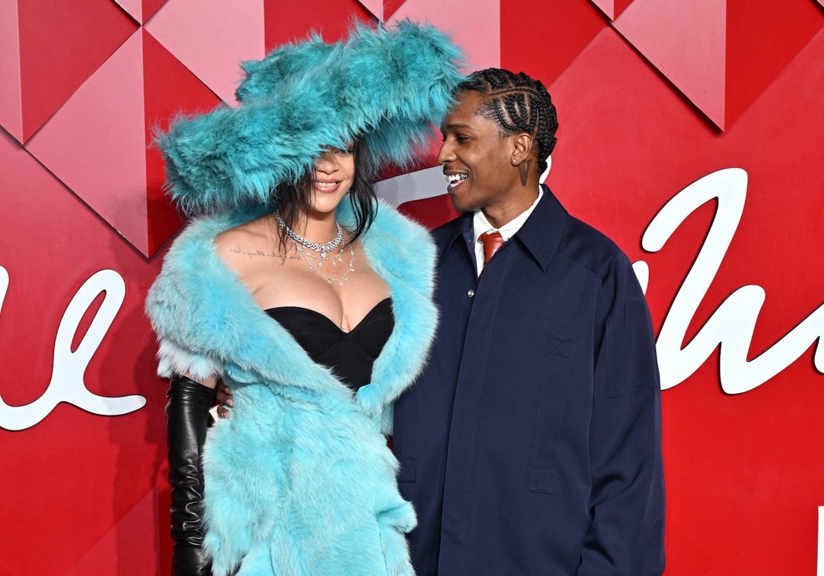 Rihanna y A$AP Rocky en la alfombra roja de los Fashion Awards celebrados en Londres anoche.