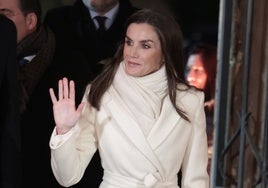 El look totalmente blanco con el que la Reina Letizia ha causado sensación en su llegada a Italia