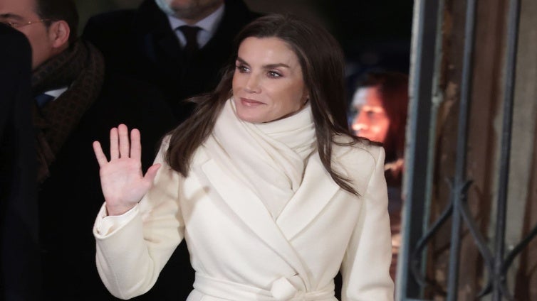 El look totalmente blanco con el que la Reina Letizia ha causado sensación en su llegada a Italia