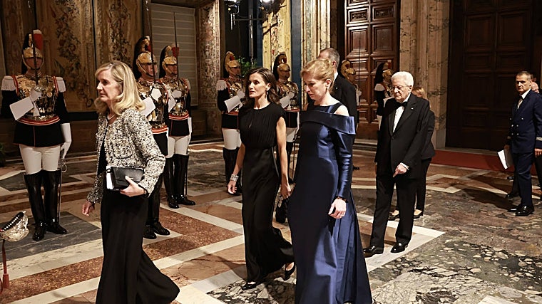 La Reina deslumbró con un elegante y moderno vestido negro.