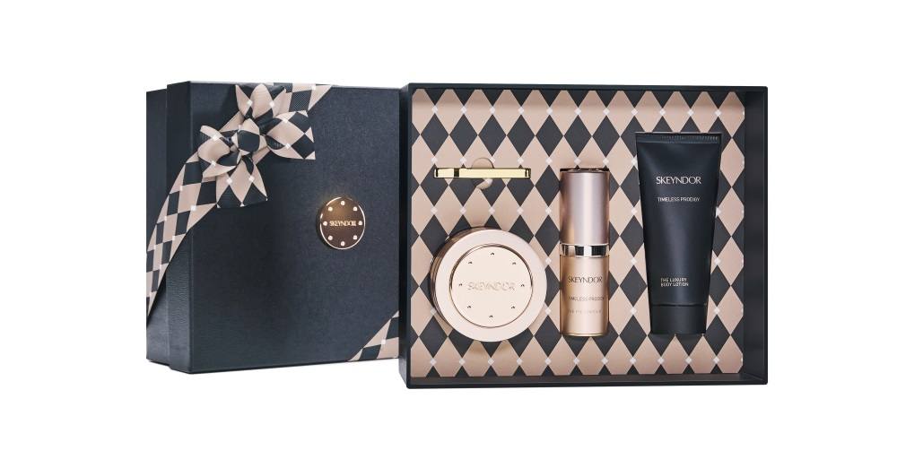 Cofre Timeless The Cream de Skeyndor (149 euros). Especialmente diseñada para las pieles secas, esta crema de textura sensorial está formulada a partir de células madre de rosa damascena, factores de crecimiento y trufa blanca. El set, además de la crema incluye el contorno de ojos de la gama en formato 20 ml y una edición limitada de la crema corporal The Luxury Body Lotion en 100 ml.