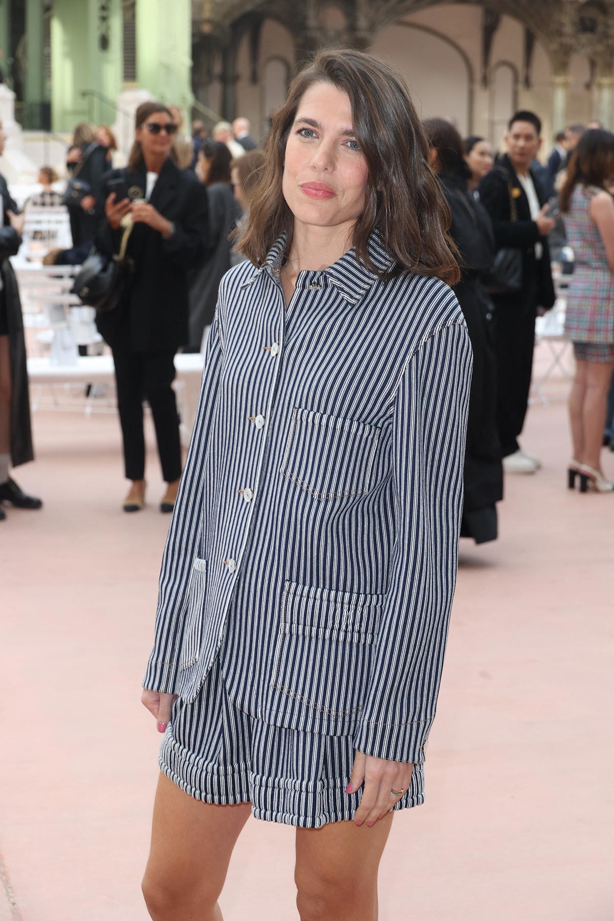 Carlota Cashiraghi en el desfile Primavera/Verano 2025 de Chanel. La nieta de Grace Kelly no se perdió la nueva colección de la 'Maison', una de sus marcas favoritas, y escogió, por supuesto, un conjunto de su firma. Se trataba de un dos piezas estilo pijamero formado por una chaqueta de manga larga y bolsillos y unas bermudas. Ambas piezas, decoradas con rayas verticales en azul marino y blanco. 