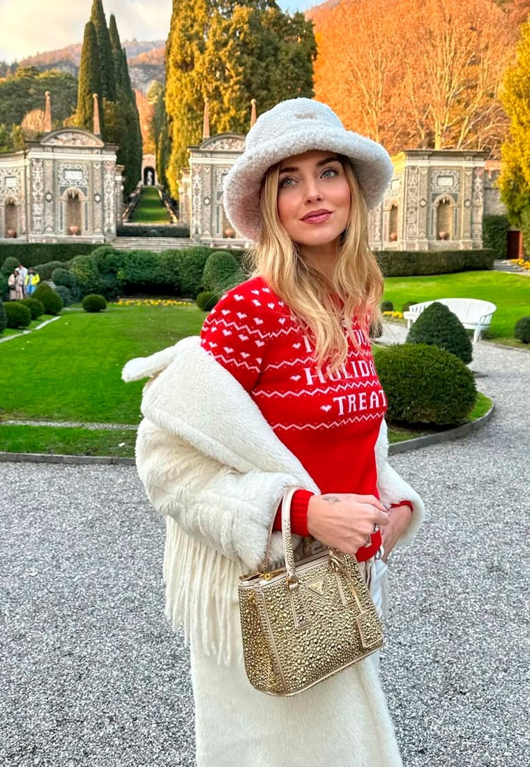 Chiara Ferragni es una de las famosas que tienen jerséis navideños en su armario.