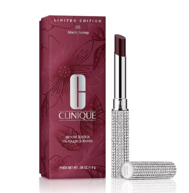 Almost Lipstick edición limitada de Clinique (31 euros). El pintalabios icónico de Clinique, en un estuche  recubierto de cristal, listo para regalar (y recibir) estas fiestas. No es ni una barra de labios ni un gloss, su textura es más parecida a la de un bálsamo que puedes aplicar fácilmente. El pigmento transparente se desliza para ofrecer un color ligero y brillante. El clásico Black Honey es famoso por su camaleónica capacidad para favorecer a todos los tonos de piel, pero con un aspecto diferente en cada persona. Se funde con tus labios y potencia su color natural: es la mejor versión de lo que ya tienes.