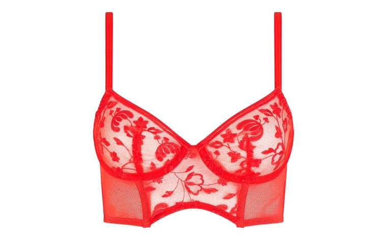Imagen principal - Sujetador con encaje y cuerpo de Chantelle (54,95€), conjunto de Etam y body de Yamamay (39,95€)
