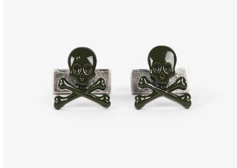 Imagen secundaria 1 - Los hombres también relajan el código de vestimenta. Chaqueta esmoquin de Hackett (899€), gemelos Calavera de Scalpers (49,90€) y Slipper con brillos de Martinelli (159,95€)