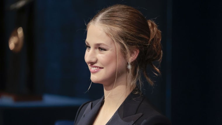 Doña Leonor llevó en los Premios Princesa de Asturias un moño despeinado.