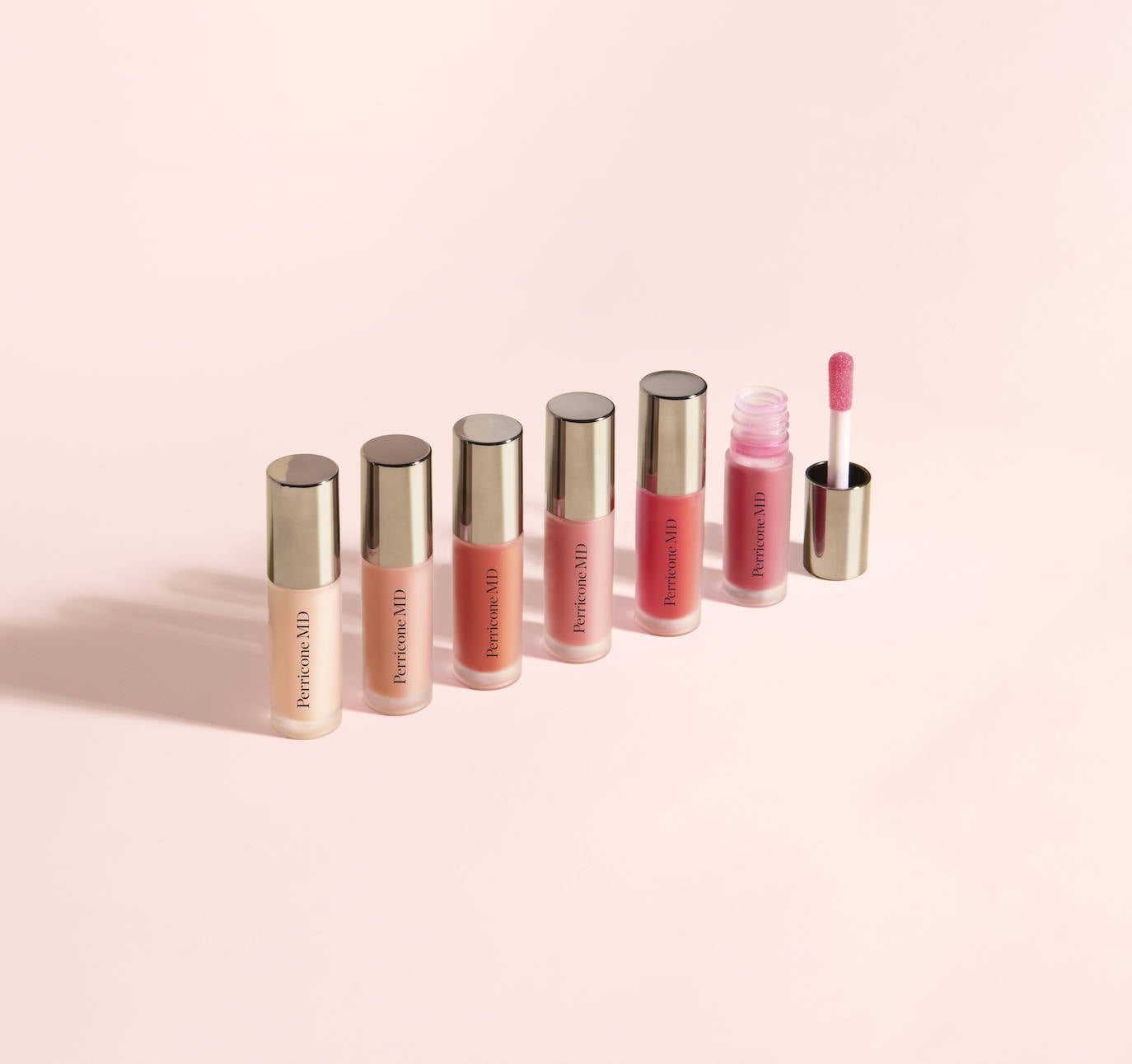 No Makeup Lip Oils de Perricone (35 euros). Aceites de cuidado facial con color para los labios. Además de dar un toque de color súper natural, cuida el labio y su contorno con ácido hialurónico, péptidos, extractos vegetales, aceite de jojoba, escualano y mucho más. Está disponible en seis tonalidades que son perfectas para elegir cualquiera de ellas o regalar un completo arcoíris de tonos nude y rosados.