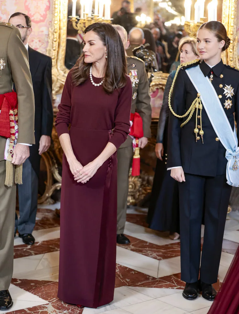 La Reina Letizia con look burdeos en la Pascua Militar.