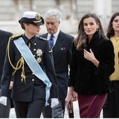 La Reina Letizia con abrigo de piel, falda burdeos y perlas en la Pascua Militar