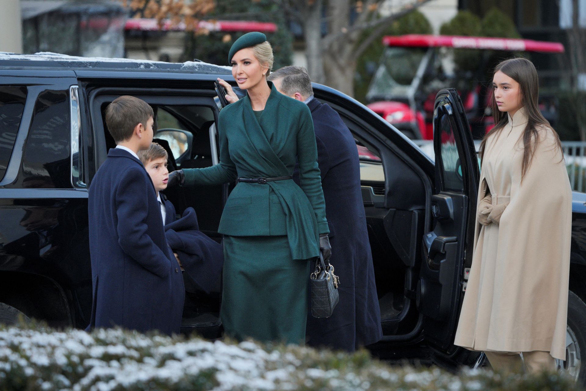 La hija mayor de Donlad Trump, Ivanka, ha apostado por el color verde con un conjunto dos piezas en color verde. 