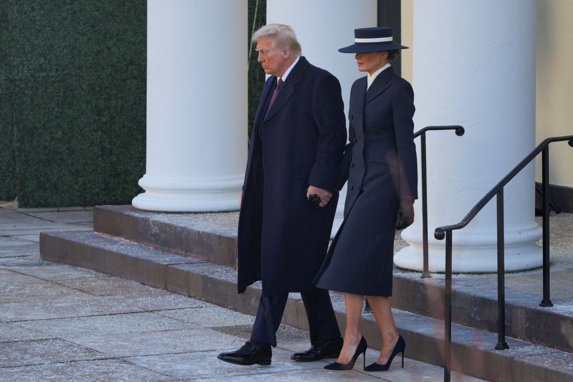 Donald Trump junto a Melania, vestida con un sobrio estilismo de Adam Lippes y sombrero de Eric Javitz como gran protagonista. 