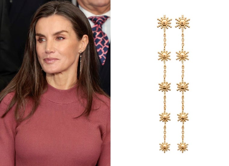 A la izquierda, la Reina Letizia luciendo pendientes de la marca Sure Jewels. A la derecha, el modelo exacto, Nanuk Long Golden.