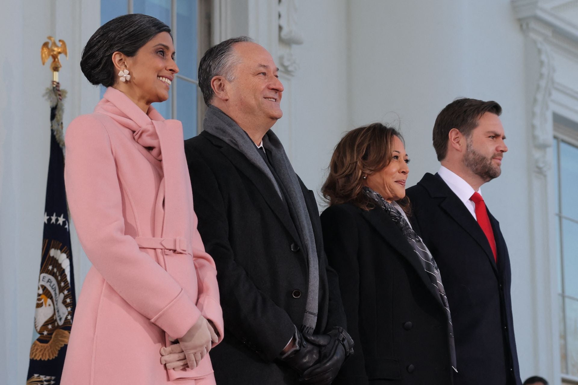 Con abrigo cruzado, bufanda del mismo color y botas altas de ante, ha complementado el look con guantes de un tono muy similar y pendientes con forma de flor, también en color rosa.