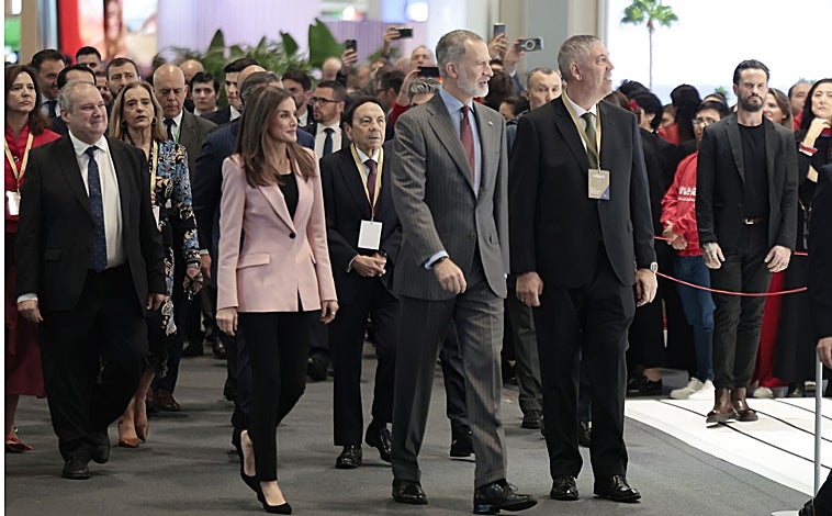 Imagen principal - Los Reyes durante su visita a Fitur