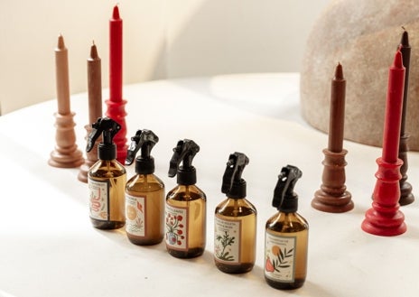 Imagen secundaria 1 - La colección de fragancias y el bálsamo labial de pétalos de rosa de G19 Organics.