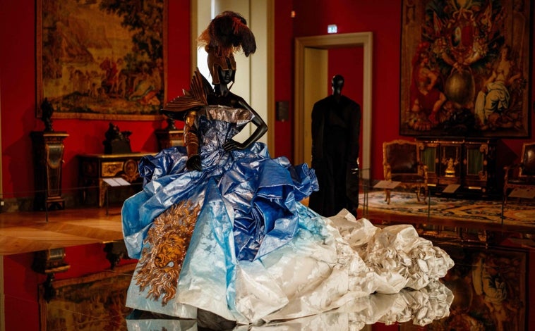 Imagen principal - Un diseño de John Galliano para la Alta Costura de Dior 2006-2007; Vestido de tul de Giambattista Valli Alta Costura 2018-2019; vestido de la colección 2002-2003 de Versace
