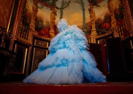 Imagen secundaria 1 - Un diseño de John Galliano para la Alta Costura de Dior 2006-2007; Vestido de tul de Giambattista Valli Alta Costura 2018-2019; vestido de la colección 2002-2003 de Versace