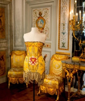 Imagen secundaria 2 - Un diseño de John Galliano para la Alta Costura de Dior 2006-2007; Vestido de tul de Giambattista Valli Alta Costura 2018-2019; vestido de la colección 2002-2003 de Versace
