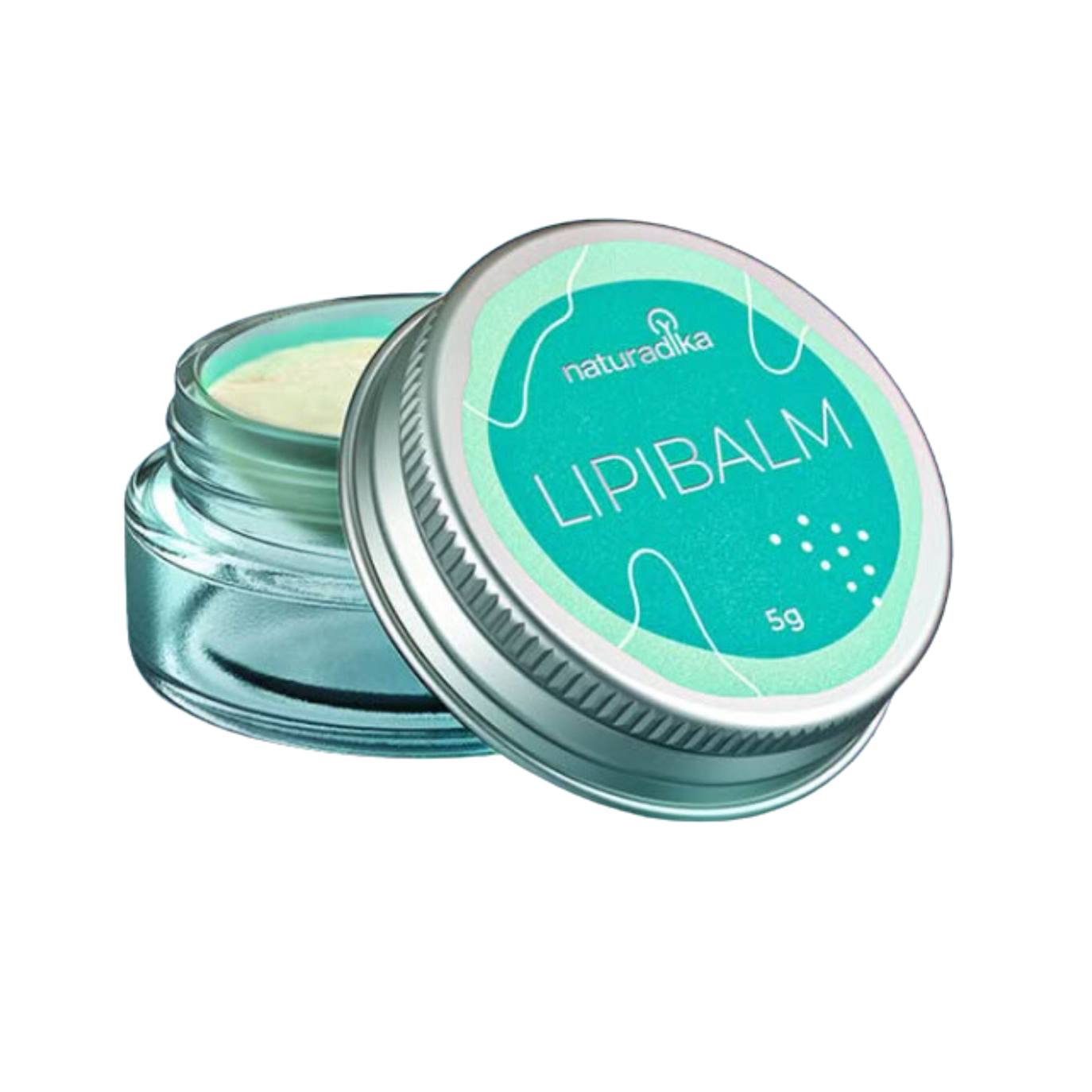 Lipibalm de Naturadika (14,28 euros). Un bálsamo con acción reparadora para labios secos y agrietados que hidrata y protege. Formulado con aceites y mantecas vegetales ecológicos, nutre profundamente y devuelve la suavidad natural a los labios. Contiene manteca de cacao, un potente hidratante natural, y aceite de almendra dulce conocido por su capacidad para hidratar y nutrir. Precio: 14,28 euros.