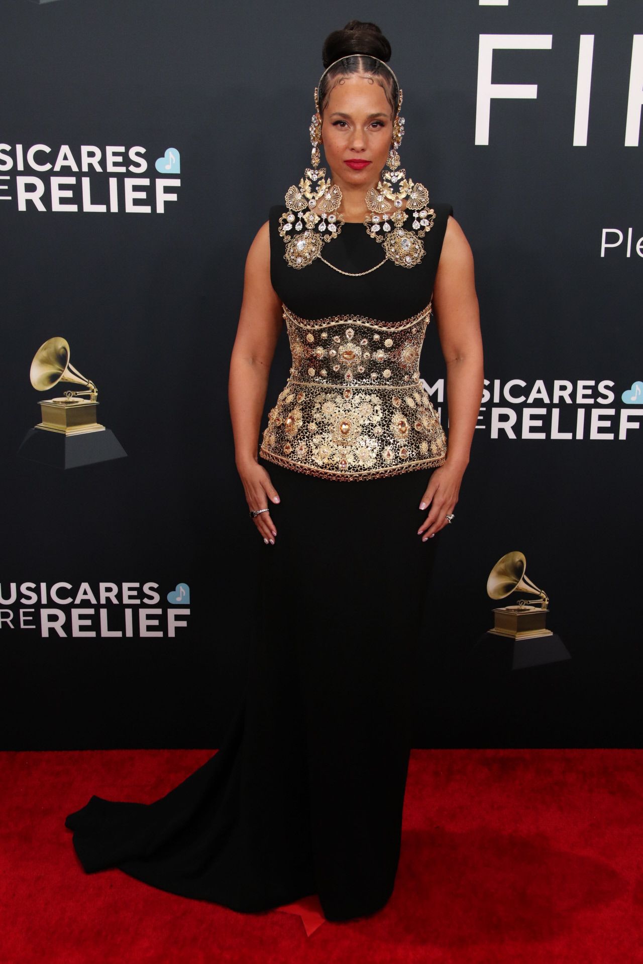 Alicia Keys eligió un vestido negro con detalles dorados, que combinó con pendientes XXL y moño alto.