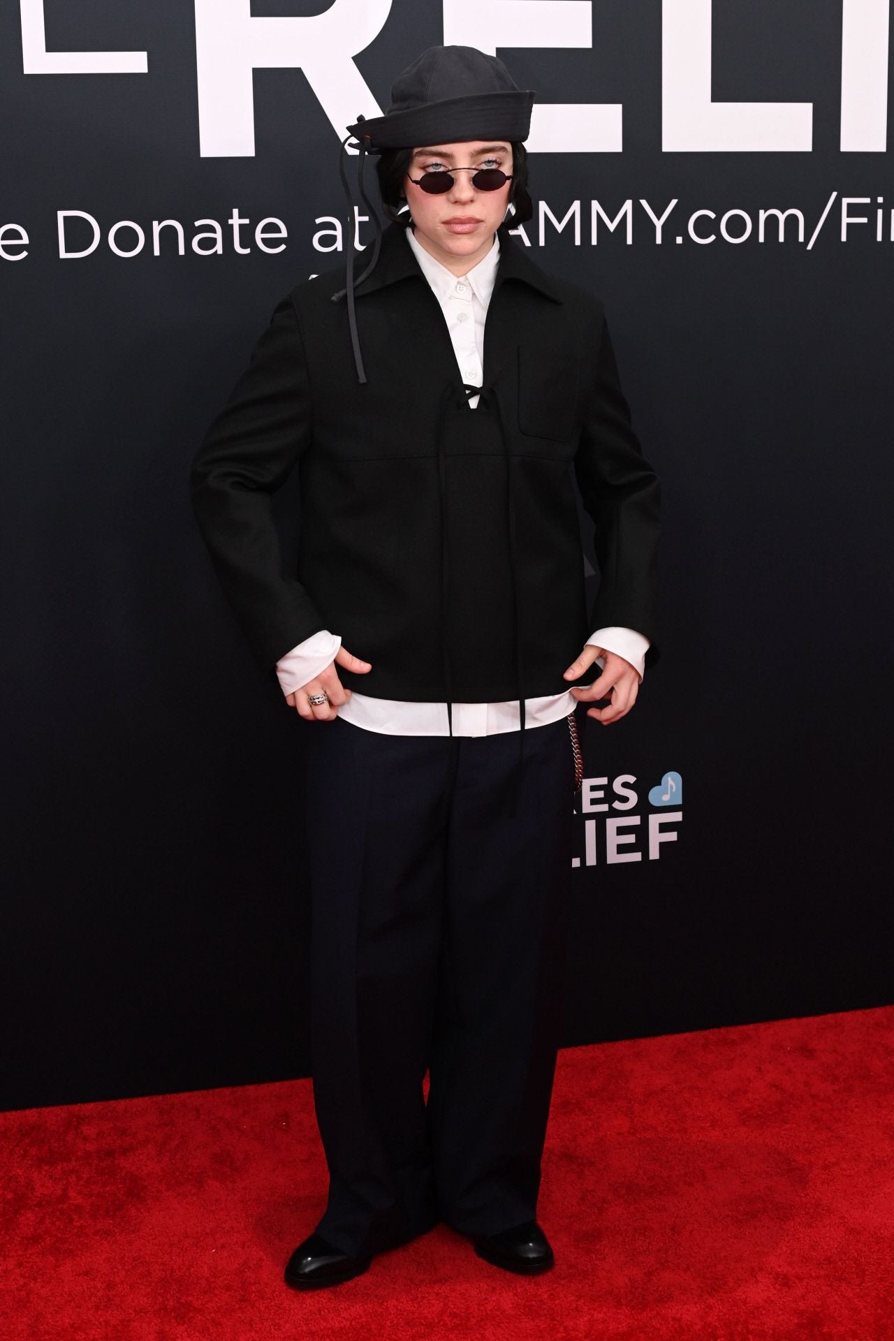 Fiel a su estilo Billie Eilish eligió un dos piezas con pantalón y gorro marinero de Prada. 