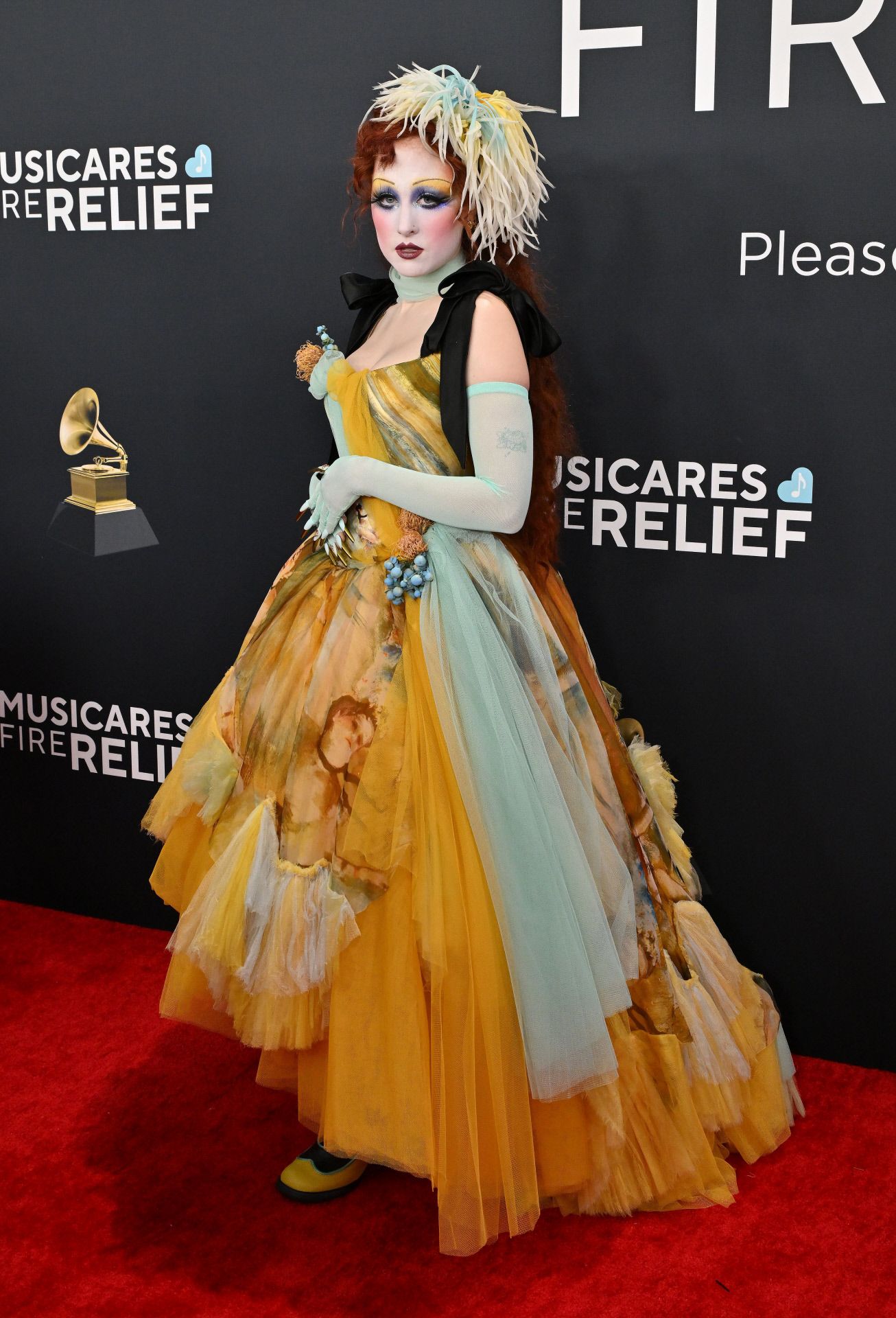 Chappell Roan eligió un vestido de Jean Paul Gaultier vintage, que combinó con tocado de plumas y maquillaje con los mismos tonos. 