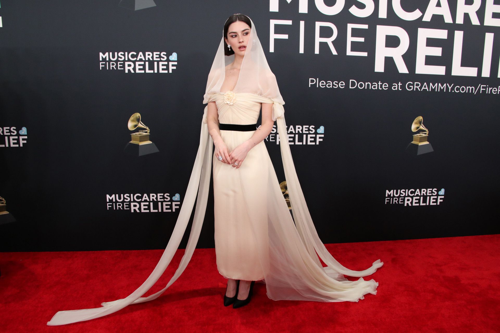 Gracie Abrams eligió un vestido de inspiración nupcial en nude de Chanel, que completó con velo cubriendo su cabeza. 