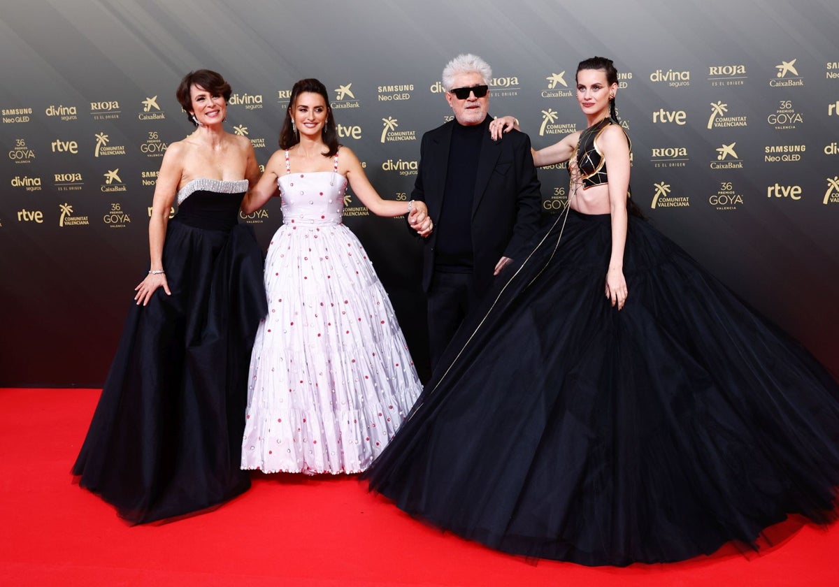 Aitana Sánchez-Gijón, Penélope Cruz, Pedro Almodóvar y Milena Smit sobre la alfombra roja de los Goya 2022. Este año no acudirán el director ni Penélope, que siempre va de Chanel