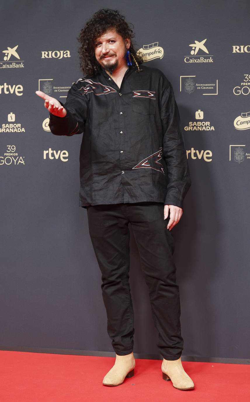 El producto Diego Herguera con un look informal en la alfombra roja de los Premios Goya. 