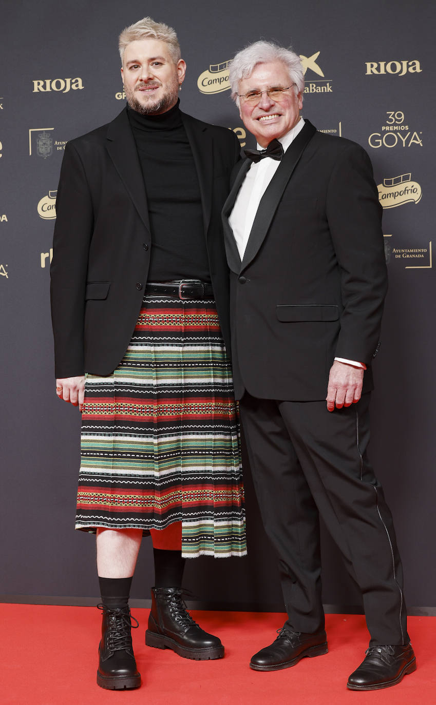 El guionista Juan Vicente Castillejo se atrevió a posar en la alfombra roja con una original falda. 