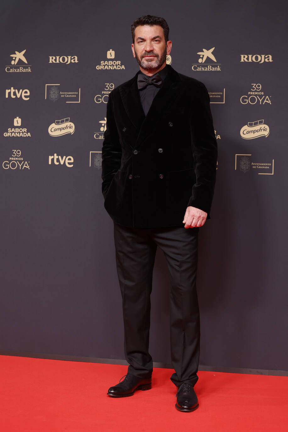 Arturo Valls con chaqueta de terciopelo en los Premios Goya 2025. 