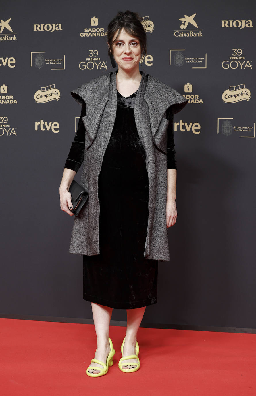 La directeora Estíbaliz Urresola combinó su vestido de terciopelo con un chaleco gris y unas sandalias amarillas, bastante peculiares. 