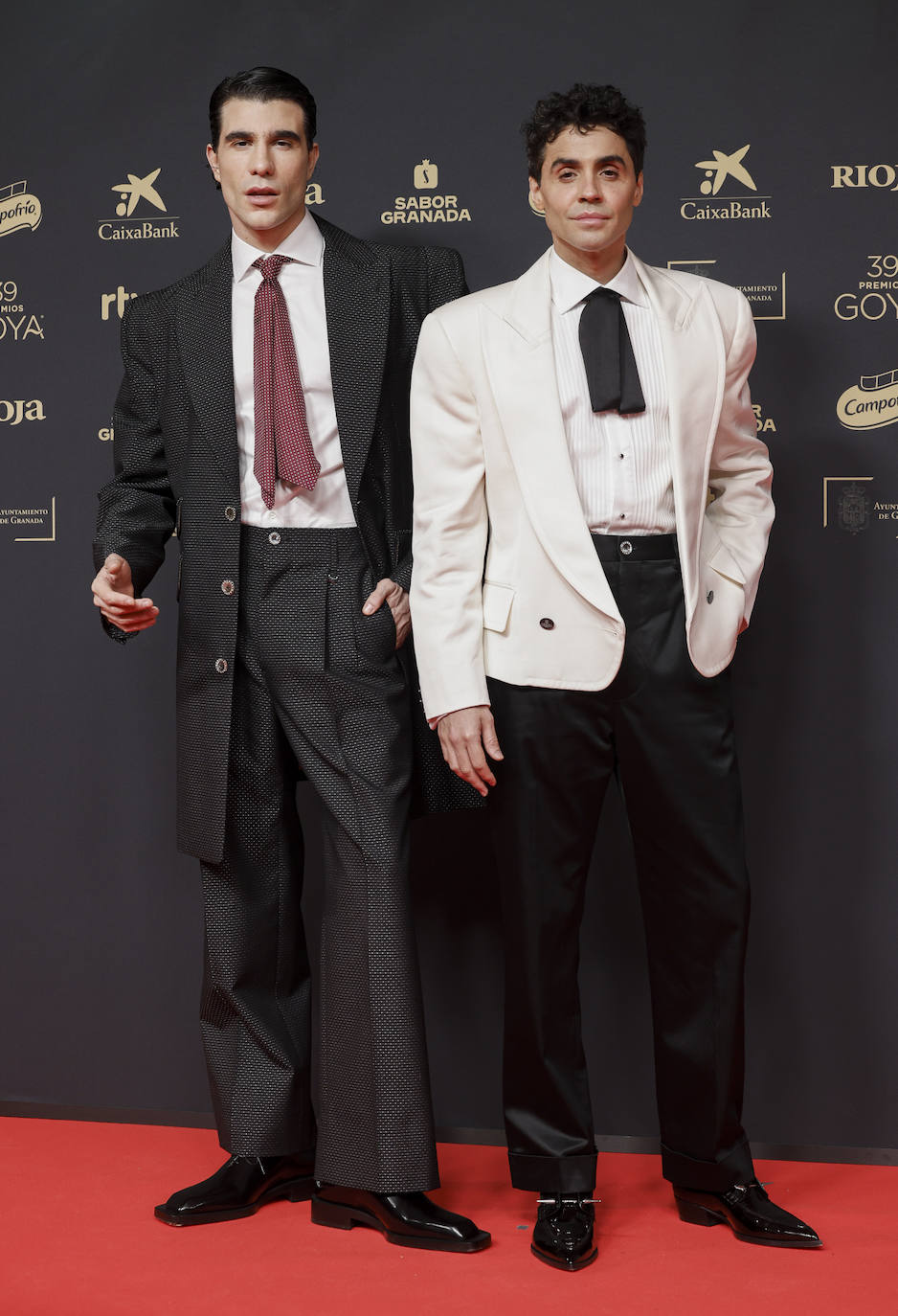 Los Javis siempre derrochan estilo en la alfombra roja. En esta ocasión Javier Calvo y Javier Ambrossi se decantaron por sendos trajes de Vivienne Westwood, zapatos de Christian Louboutin y joyas de Suárez. 
