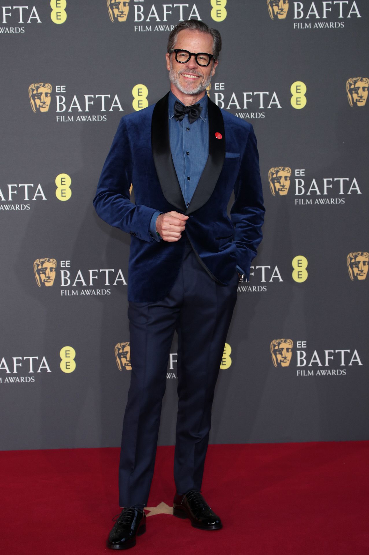 Guy Pearce, nominado al premio de Actor de Reparto por su papel en 'The Brutalist', eligió un esmoquin en color azul marino, con chaqueta de terciopelo y también lució un reloj de Omega, el modelo Speedmaster '57 de acero inoxidable con correa de piel azul.