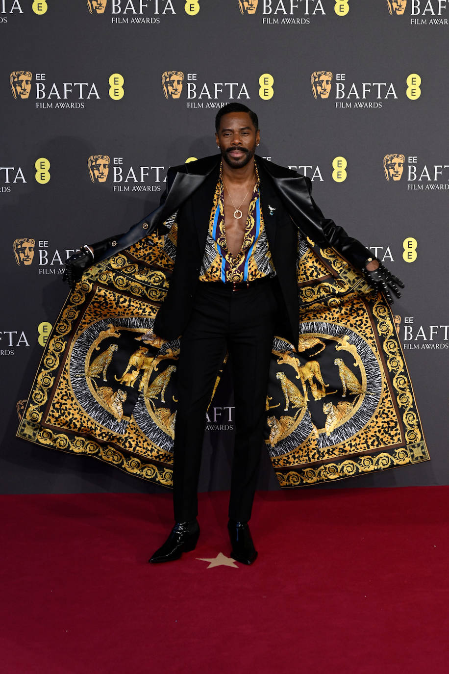 Colman Domingo con un original estilismo de Versace. 