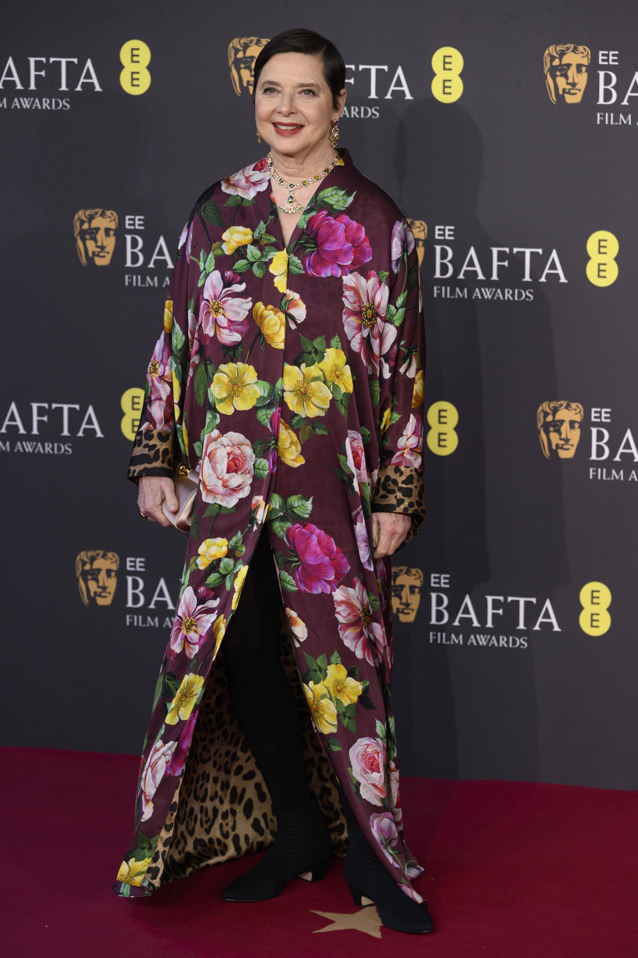 Isabella Rossellini llenó la alfombra roja de color con un vestido de estilo kiomono de Dolce & Gabbana, que combinó con joyas de Bvlgari.