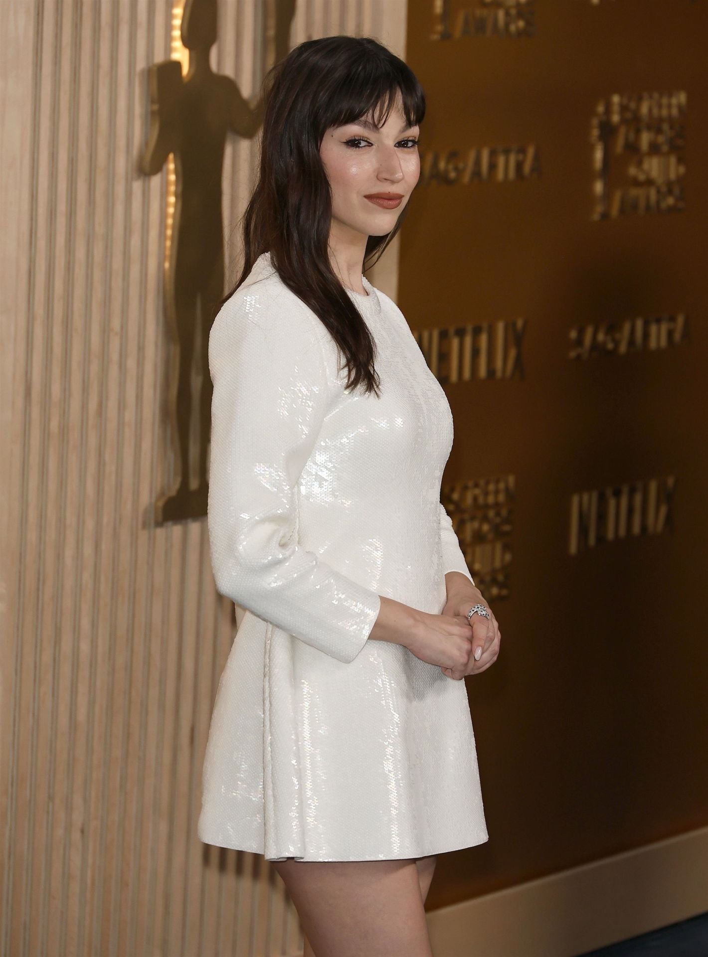 La actriz española Úrsula Corberó fue una de las pocas asistentes que optó por un vestido corto. En este caso mini y con tejido de lentejuelas ideado por Loewe. 