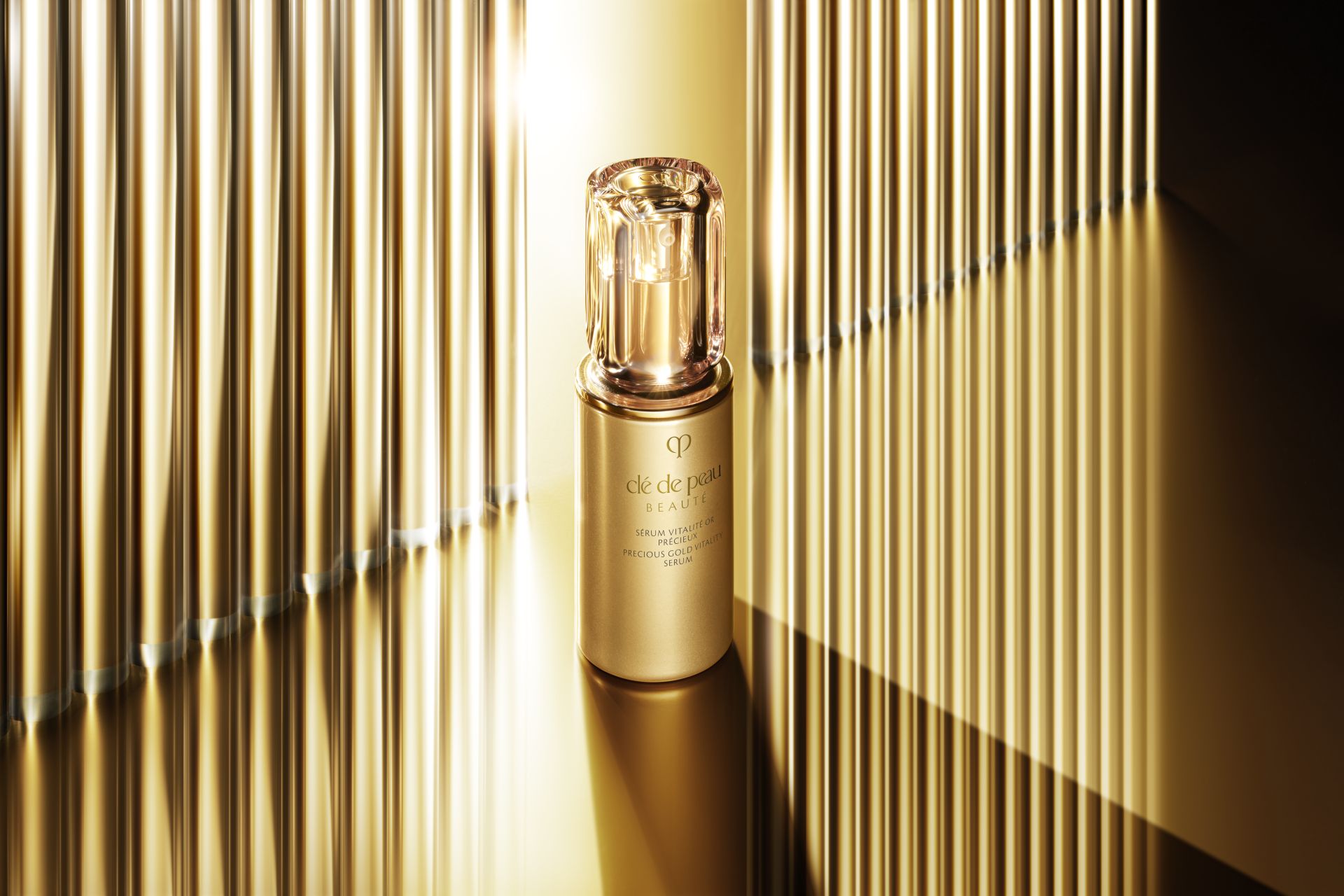 Precious Gold Vitality Serum de Clé de Peau Beauté (299 €). Un lujoso suero para combatir el envejecimiento cutáneo y devolverle a la piel la vitalidad que puede verse afectada por el estrés y los factores medioambientales. Reduce las arrugas, aumenta la firmeza y mejora la luminosidad, además de aportar hasta 24 horas de hidratación. En su fórmula destaca el complejo 24K Gold Retinol, elaborado con oro del más alto grado, con propiedades antioxidantes, y Retinol ACE, que aumenta la vitalidad de la piel. Además, este suero de textura rica y ligera, está enriquecido con extracto de lirio radiante, que restaura la barrera cutánea.