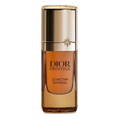 Dior Prestige Le Nectar Intégral (700 €). Sérum ultraconcentrado, compuesto por la totalidad de los extractos de la rosa Granville que suman 128 moléculas diferentes, destinadas a reactivar las conexiones cutáneas y contribuir visiblemente a la regeneración de la piel. Corrige las arrugas profundas, redefine los contornos del rostro y mejora la tersura y la juventud en general.