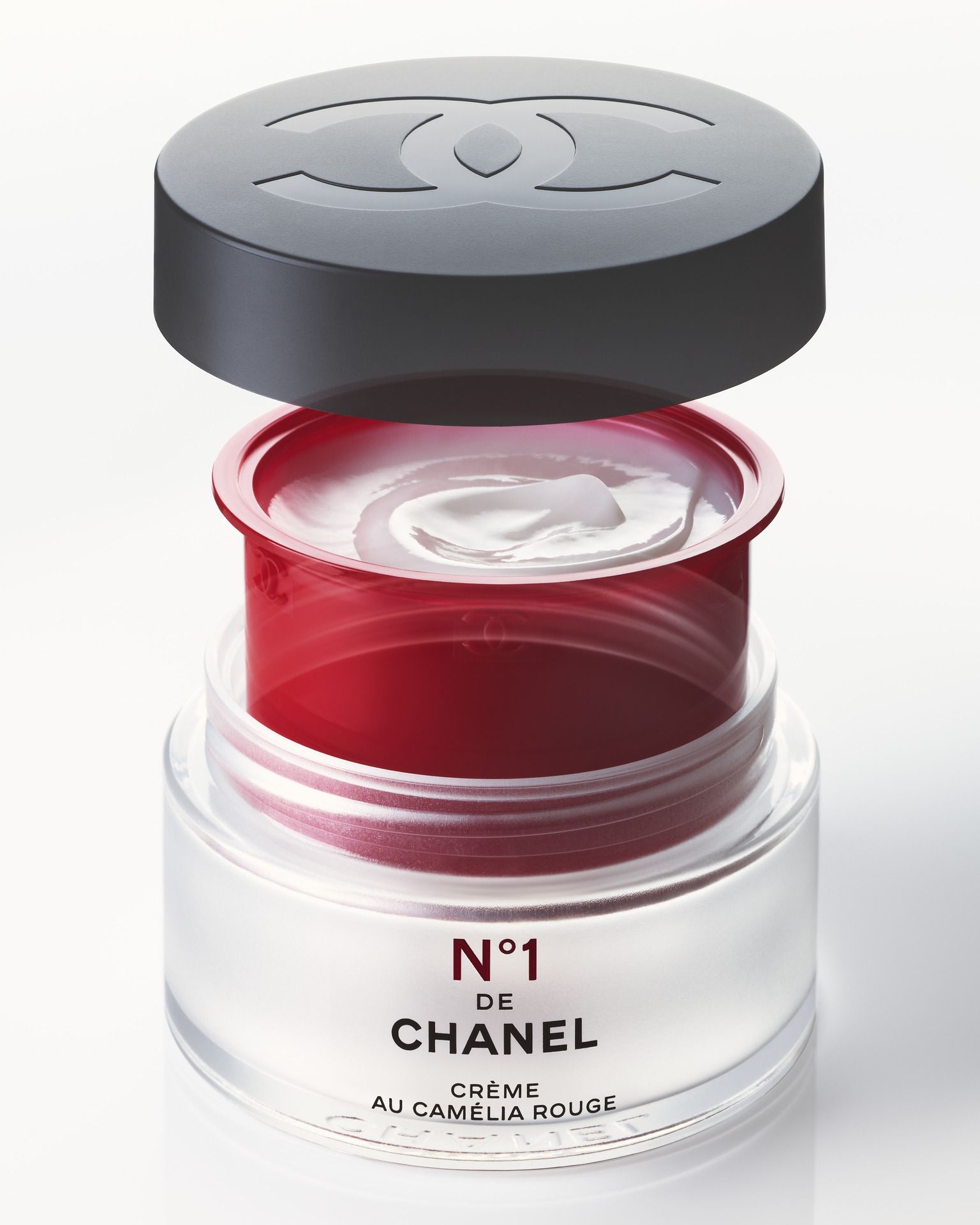 N.º 1 Chanel Crema Repulpante (113 €). Enriquecida con extracto de camelia roja y ceramida de camelia, refuerza la elasticidad y la función barrera de la piel para un aspecto más joven. Su fórmula ligera y untuosa actúa sobre los signos de la juventud, protegiendo la piel de las agresiones externas. Ayuda a rellenar la piel, difuminar las arrugas y los poros y a aumentar la luminosidad y la elasticidad.