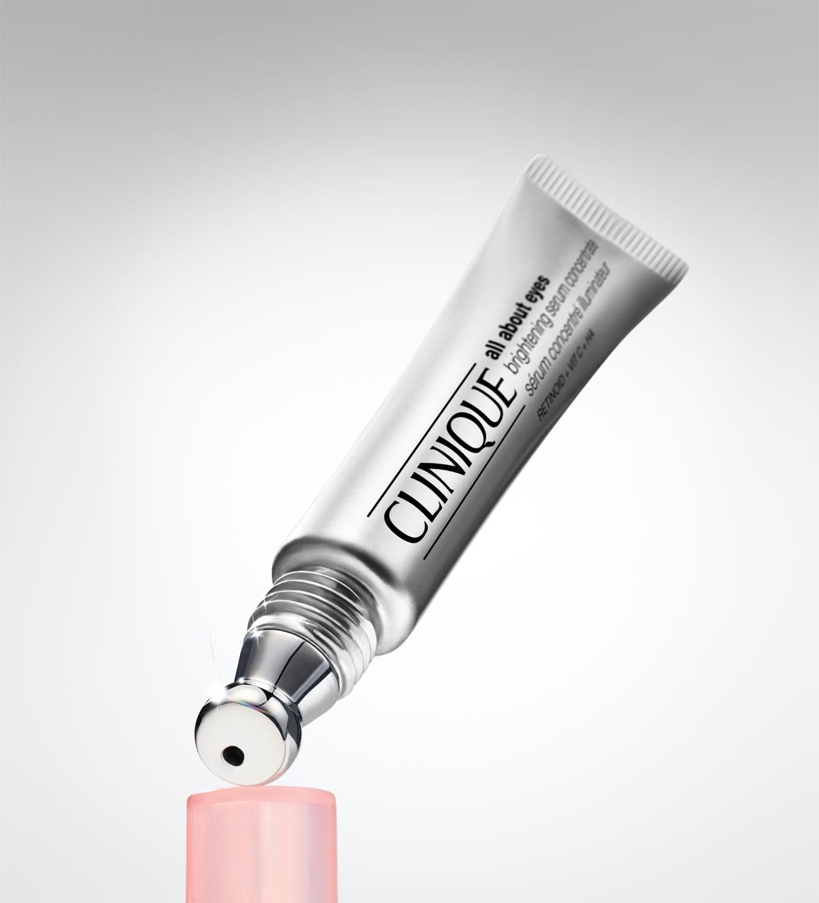 Clinique All About Eyes™ Sérum Concentrado Iluminador (50 €). Tratamiento para el contorno de los ojos que ayuda a combatir las ojeras y las bolsas, así como a mejorar las líneas de expresión y la luminosidad de esa zona. Formulado con vitamina C, antioxidante e iluminador, ácido hialurónico, hidratante, y un retinoide, que ayuda a acelerar la renovación natural de la piel. El aplicador metálico facilita el masaje y aporta sensación de frescor, para descongestionar.