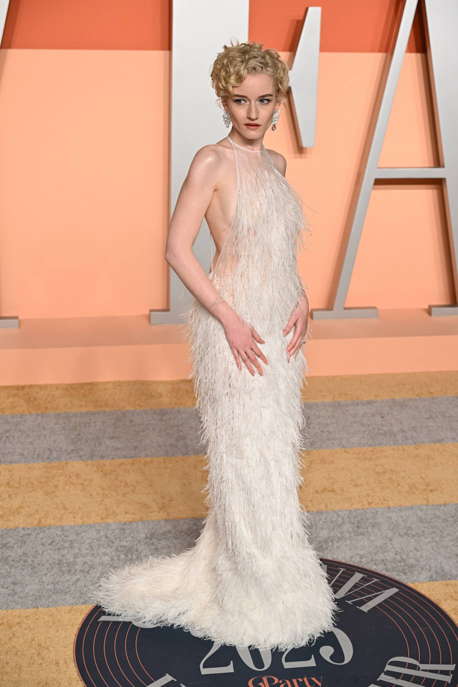 Julia Garner eligió un vestido blanco de plumas de Gucci. 