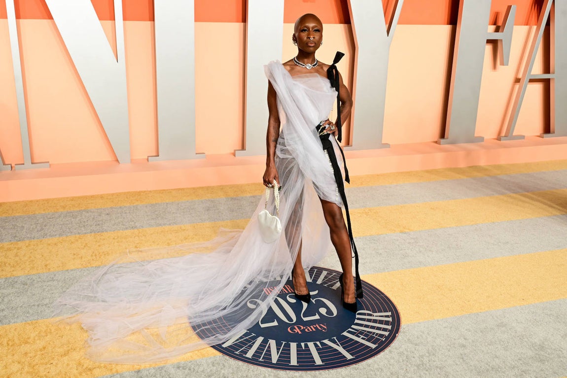 Cynthia Erivo se cambió tras la gala de los Oscar, y optó también por transparencias con un vestido de tul en color blanco. 